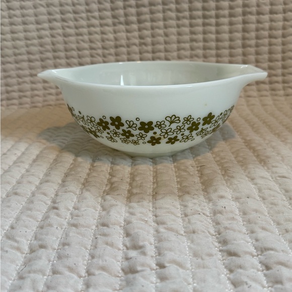 Pyrex Other - PYREX vintage crazy Daisy mixing bowl